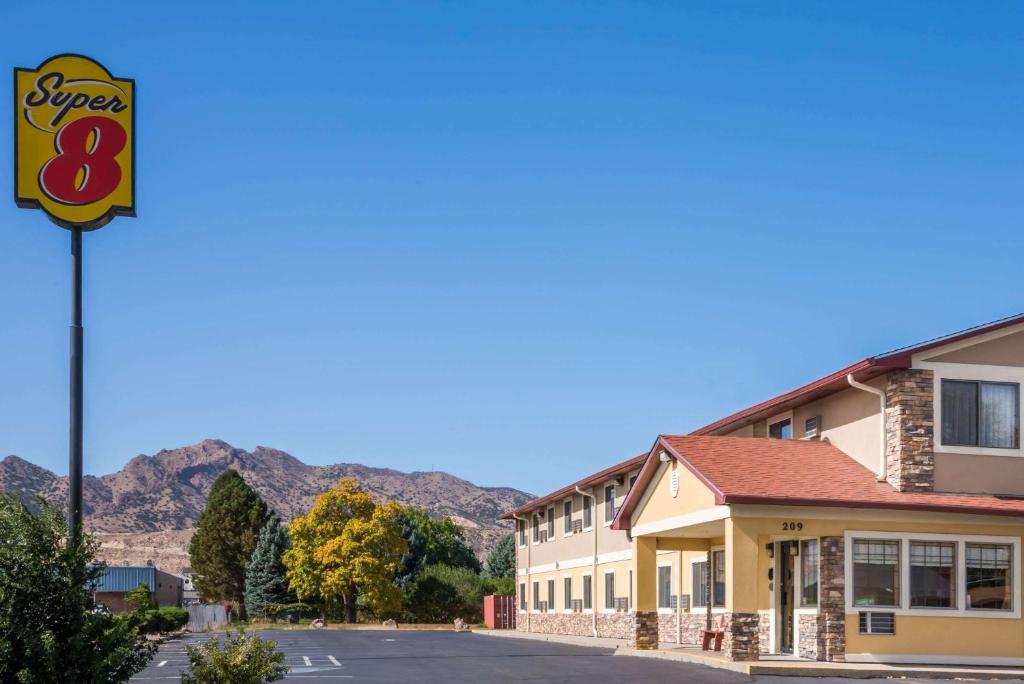 Super 8 by Wyndham Canon City - main image
