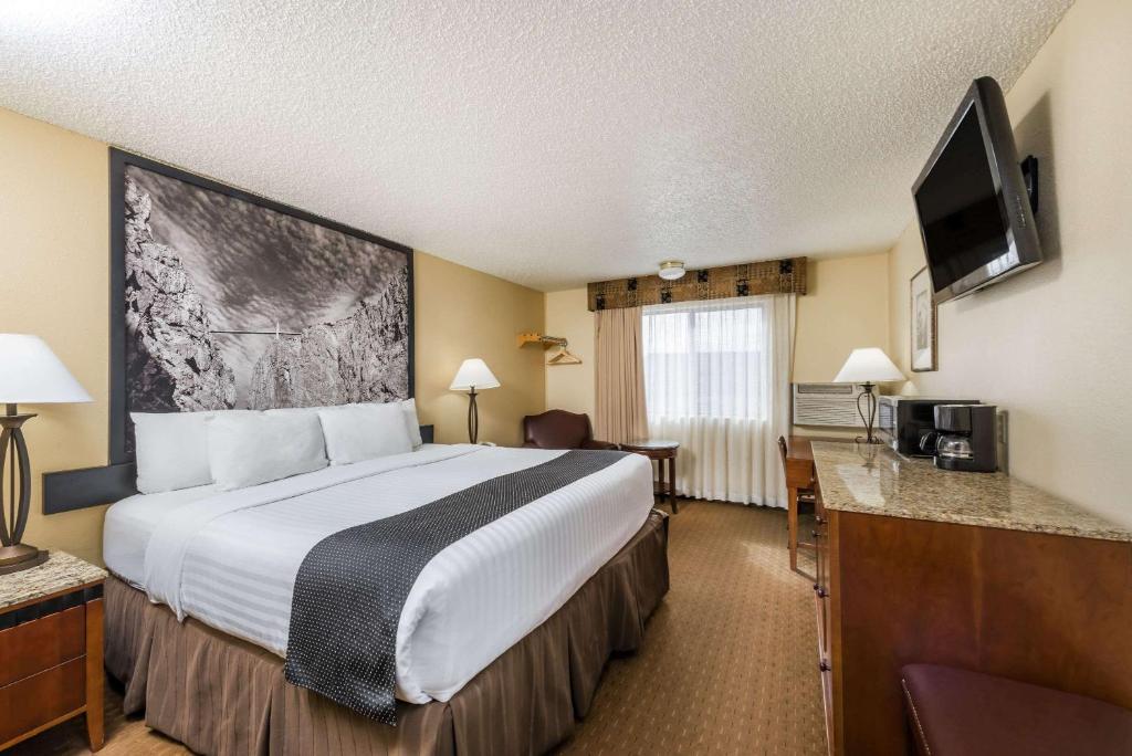 Super 8 by Wyndham Canon City - image 2