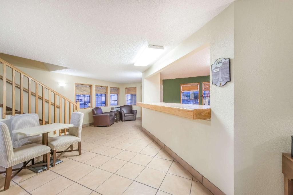 Super 8 by Wyndham Canon City - image 7