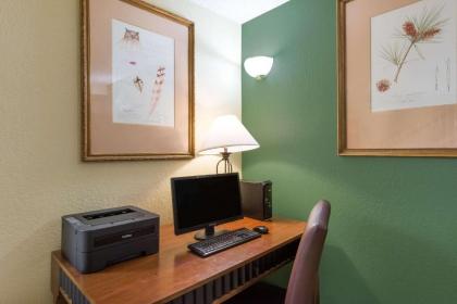 Super 8 by Wyndham Canon City - image 9