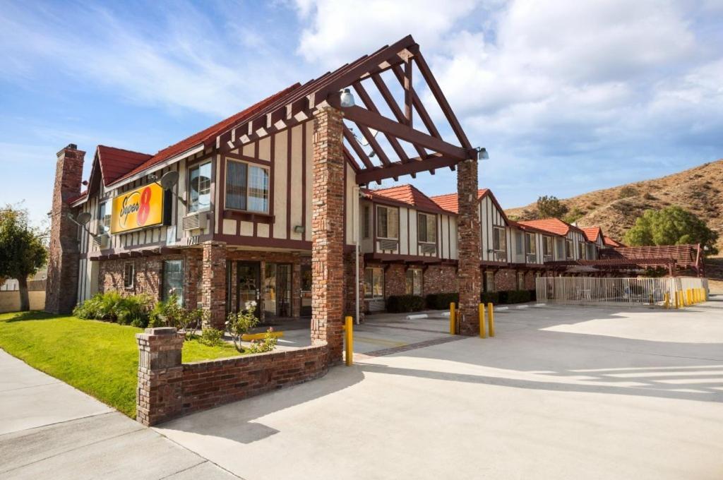 Super 8 by Wyndham Santa Clarita/Valencia - main image