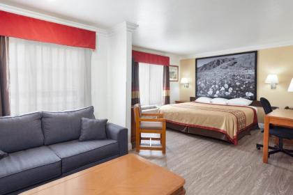 Super 8 by Wyndham Santa Clarita/Valencia - image 4