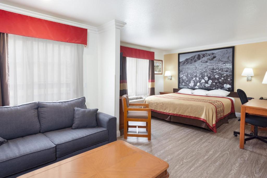 Super 8 by Wyndham Santa Clarita/Valencia - image 4