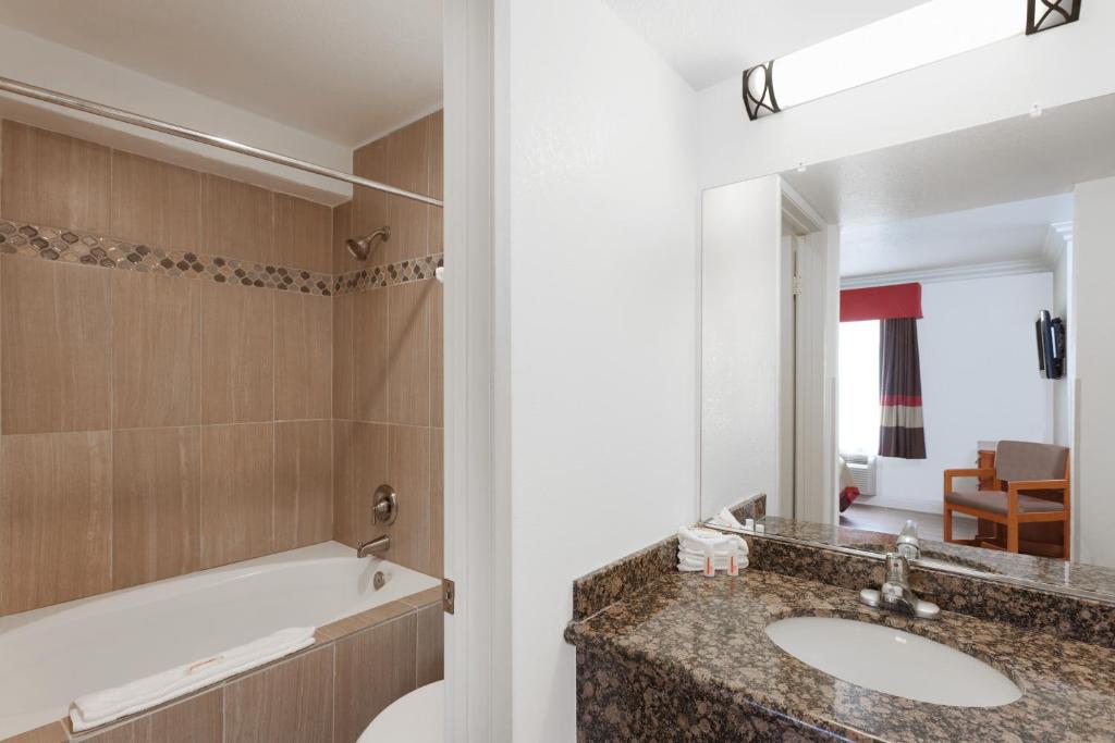 Super 8 by Wyndham Santa Clarita/Valencia - image 5