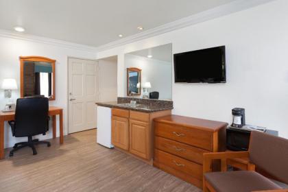 Super 8 by Wyndham Santa Clarita/Valencia - image 7