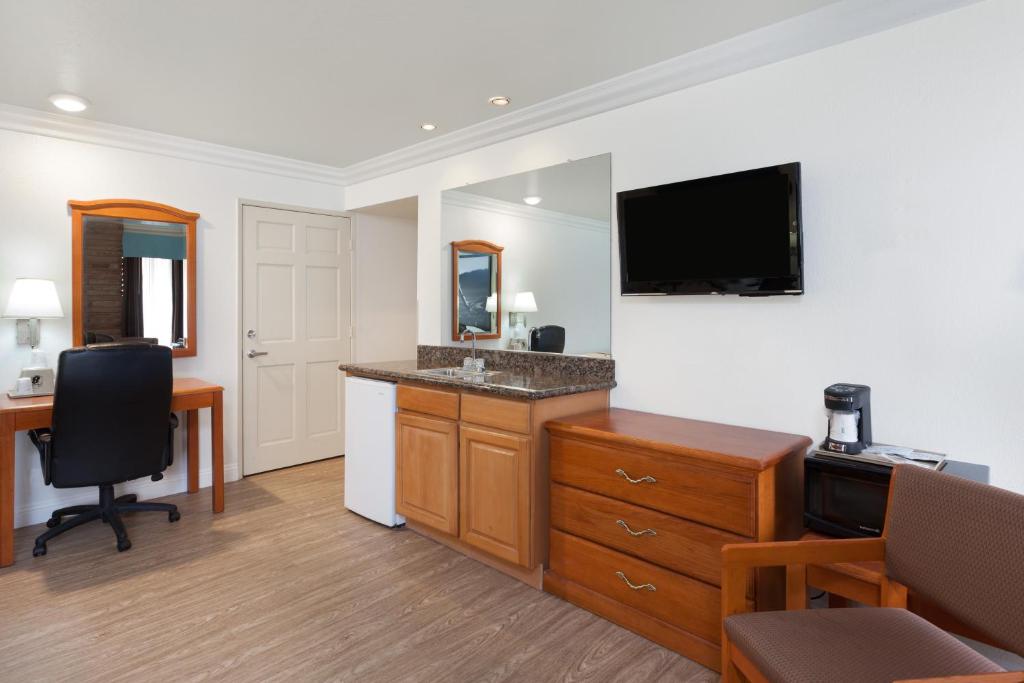 Super 8 by Wyndham Santa Clarita/Valencia - image 7