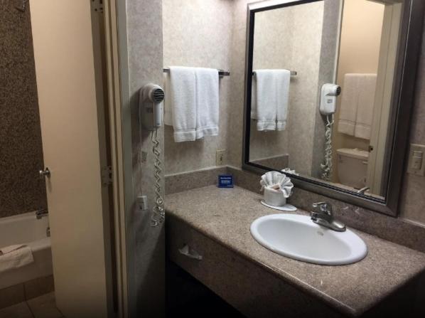 Travelodge by Wyndham Santa Clarita/Valencia - image 2