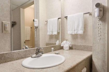 Travelodge by Wyndham Santa Clarita/Valencia - image 4