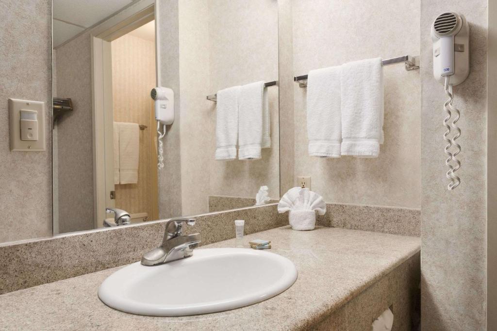 Travelodge by Wyndham Santa Clarita/Valencia - image 4
