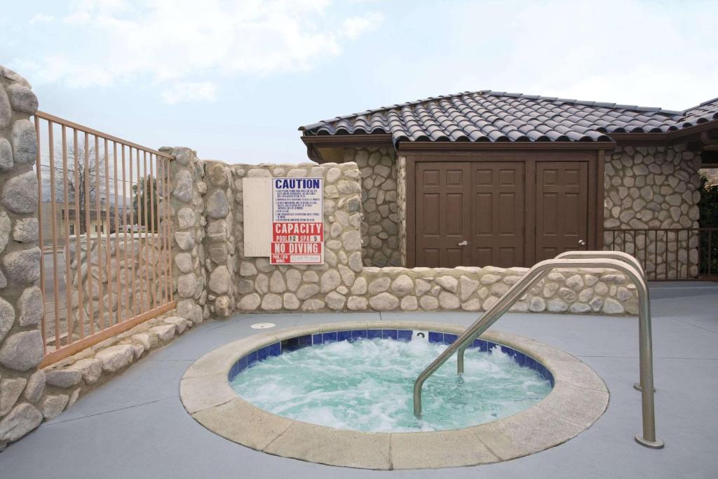 Travelodge by Wyndham Santa Clarita/Valencia - image 6
