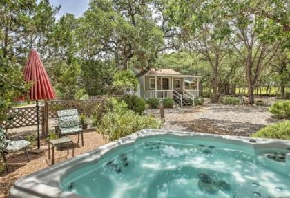 Charming Canyon Lake Cottage with Pool and BBQ Pit