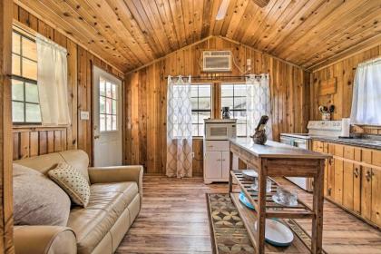 Couples Cabin with Luxury Deck 1 Mi to Canyon Lake!