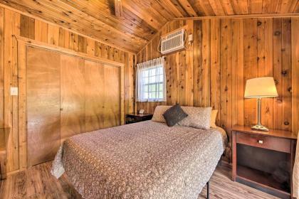 Couples Cabin with Luxury Deck 1 Mi to Canyon Lake! - image 13