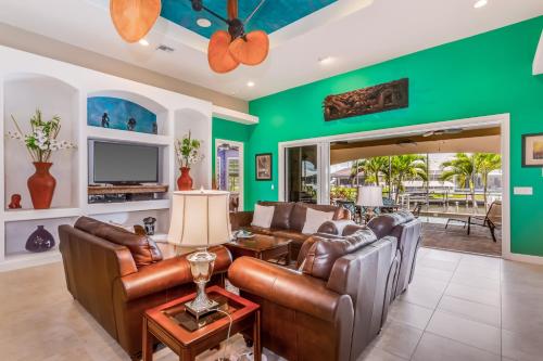 4 Bed 4 Bath Apartment in Cape Coral - image 3