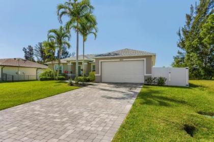 Amazing outdoor living on a freshwater canal 4 bedrooms pet friendly   Villa Becky Cape Coral Florida