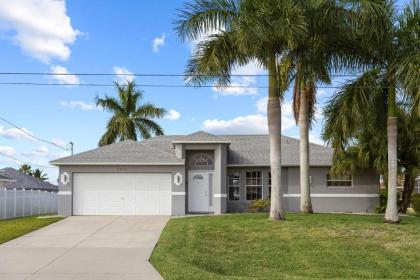 Casa Bella- Upgraded Waterfront Residence in Cape Coral with Heated Pool and Free Bikes