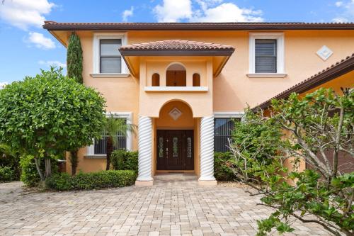 Stunning Waterfront Villa in Cape Coral with Lagoon Style Pool Spa and Boat Lift - image 4