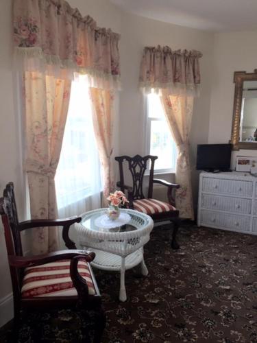 Hotel Macomber - image 3