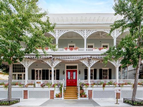 The Virginia and Cottages - main image