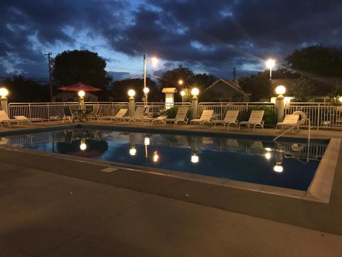 Cape Harbor Motor Inn - main image