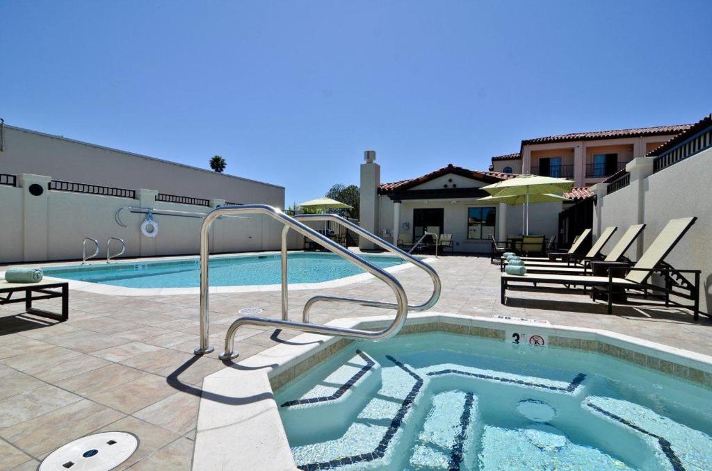 Fairfield Inn & Suites Santa Cruz - Capitola - image 2