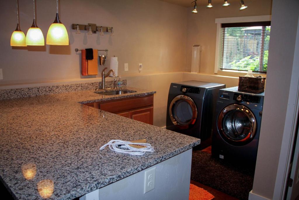 The 8th Street Retreat - image 6