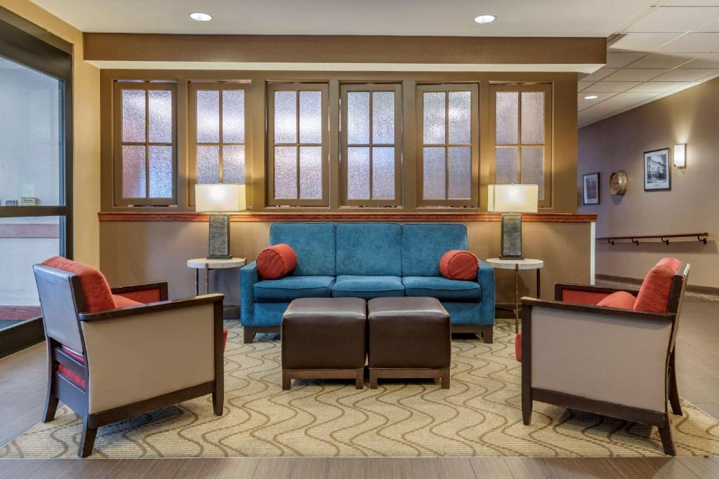 Comfort Suites Downtown Carlisle - image 2