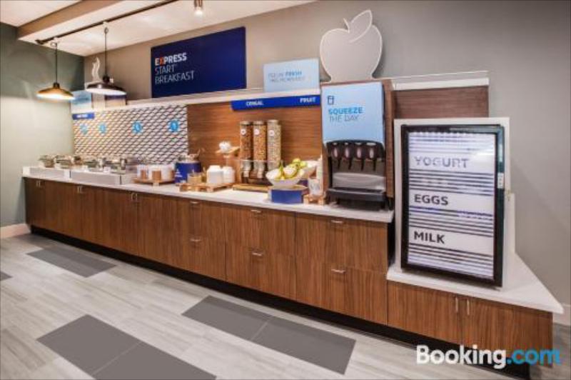 Holiday Inn Express & Suites Carlisle an IHG Hotel - image 2