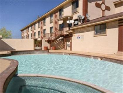 Super 8 by Wyndham Carlsbad - image 13