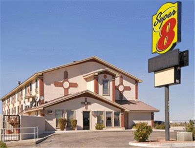 Super 8 by Wyndham Carlsbad - image 2