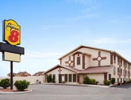 Super 8 by Wyndham Carlsbad - image 3