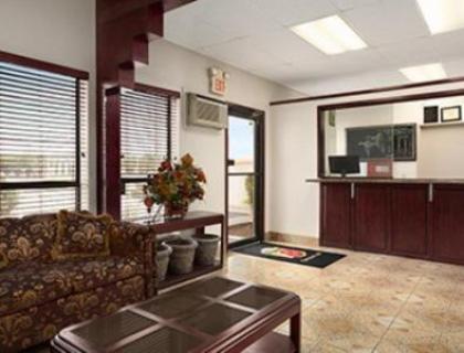 Super 8 by Wyndham Carlsbad - image 4