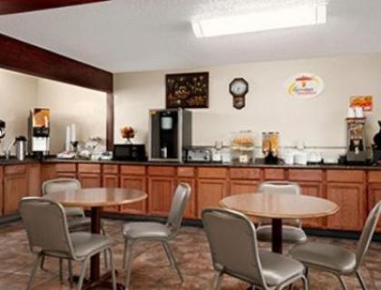 Super 8 by Wyndham Carlsbad - image 5