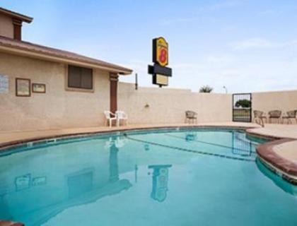 Super 8 by Wyndham Carlsbad - image 6