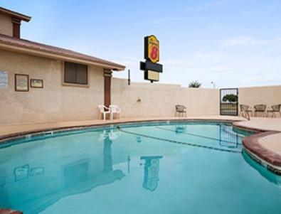 Super 8 by Wyndham Carlsbad - image 6
