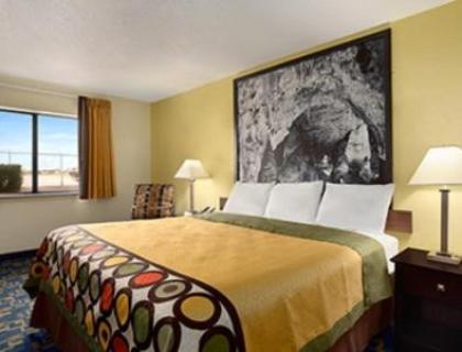 Super 8 by Wyndham Carlsbad - image 8
