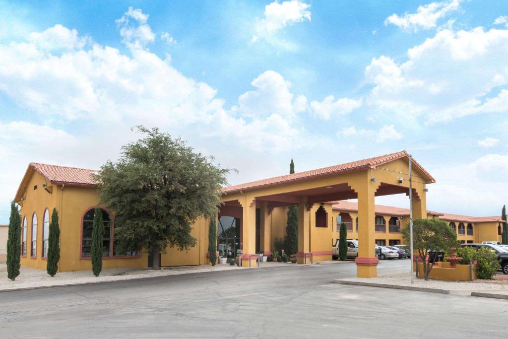 Days Inn by Wyndham Carlsbad - main image