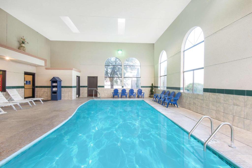 Days Inn by Wyndham Carlsbad - image 3