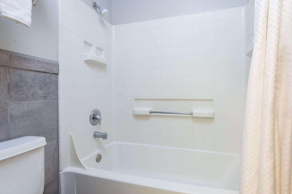 Days Inn by Wyndham Carlsbad - image 5