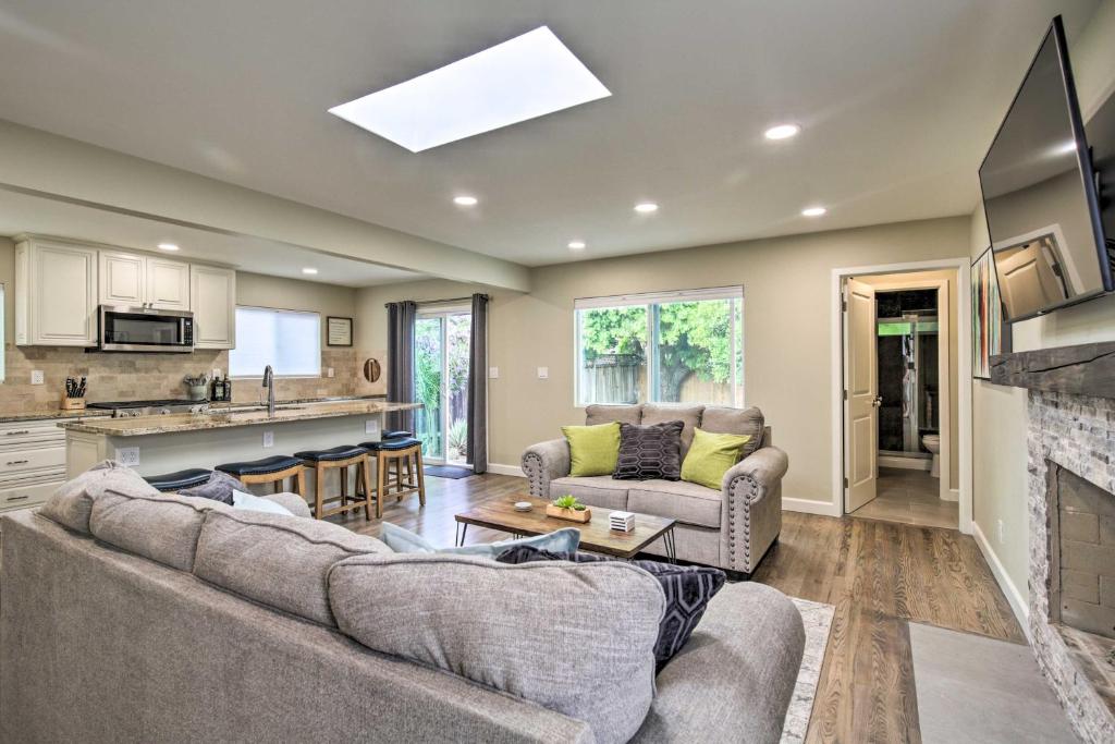 Modern Coastal Home - 1 Mile to Beach and Town! - image 4