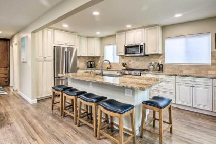 Modern Coastal Home - 1 Mile to Beach and Town! - image 7