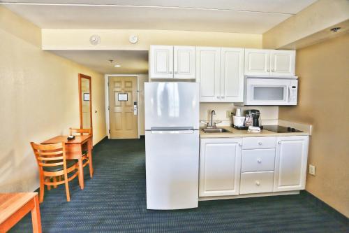 Golden Sands Motel - image 2
