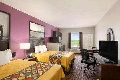 Super 8 by Wyndham Carrizo Springs - image 9