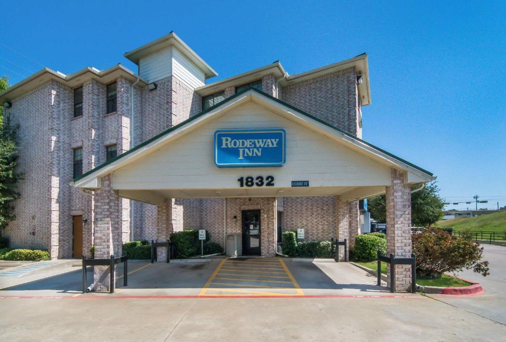Rodeway Inn Carrollton I-35E - image 4