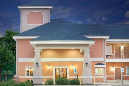 Super 8 by Wyndham Carthage TX - image 12
