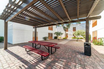 34B- Modern studio condo heated pool and dog park - image 15