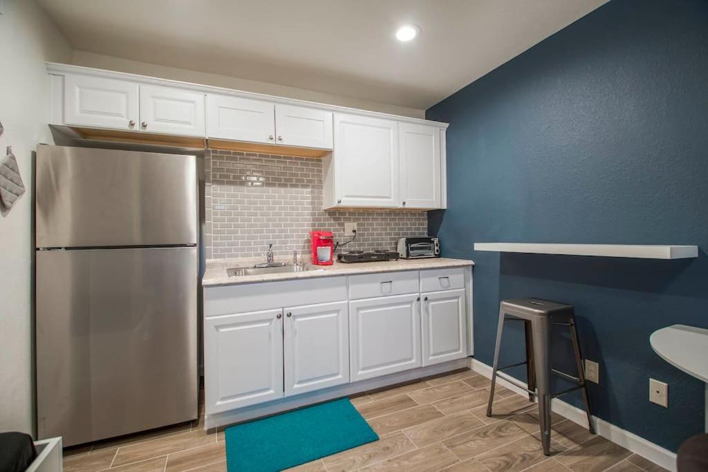 34B- Modern studio condo heated pool and dog park - image 3