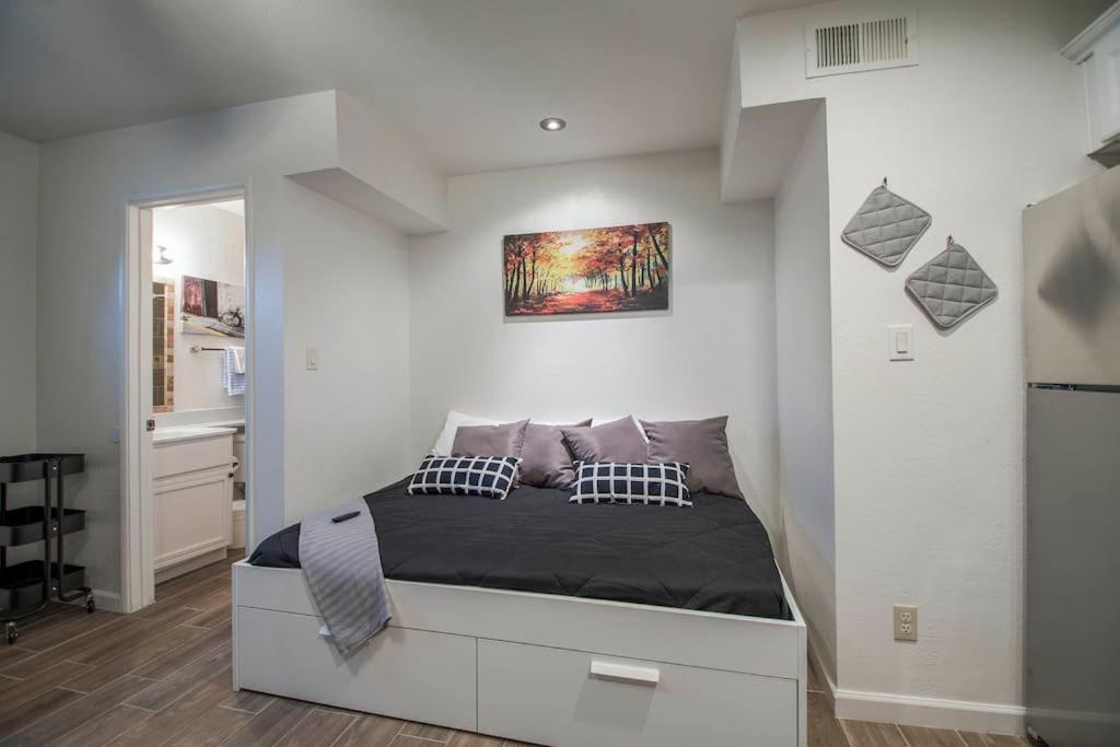 34B- Modern studio condo heated pool and dog park - image 4