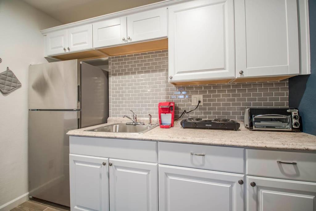 34B- Modern studio condo heated pool and dog park - image 6