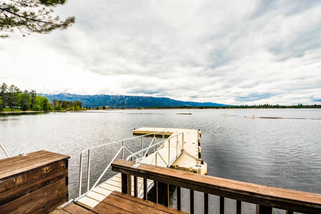 Paradise Cottage on the Lake - main image